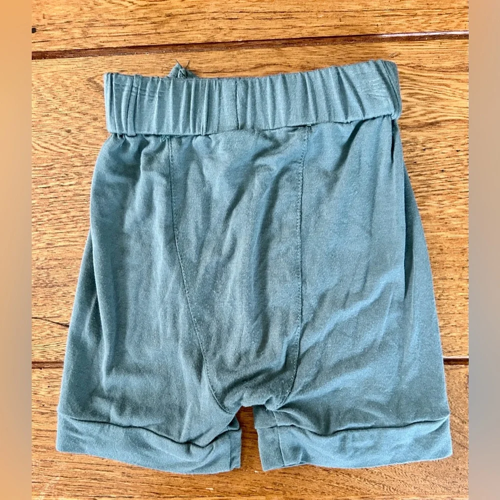 Kate Quinn unisex green organic cotton shorts size 6-12 months, guc